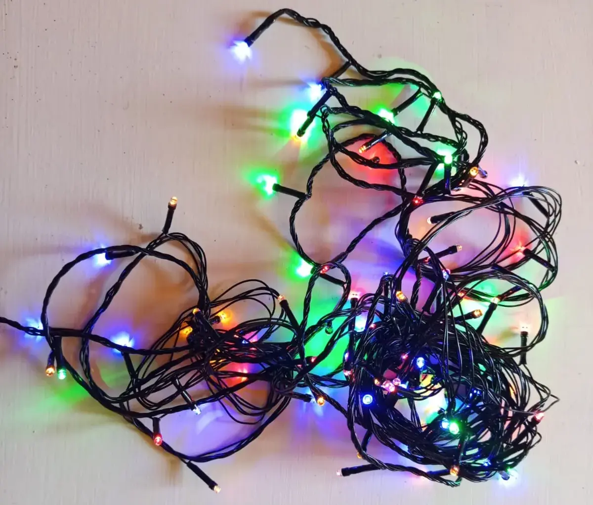 como-guardar-luces-navideñas-01b luces de navidad muy enredadas