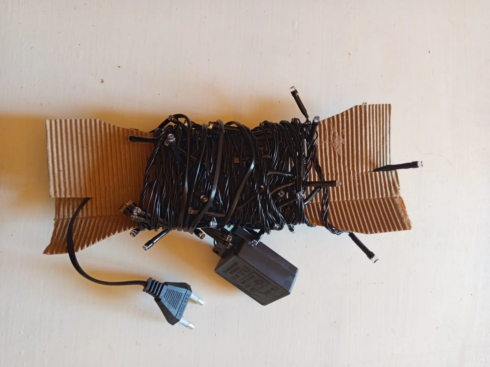 como-guardar-luces-navideñas-03 luces navideñas guardadas con base de cartón