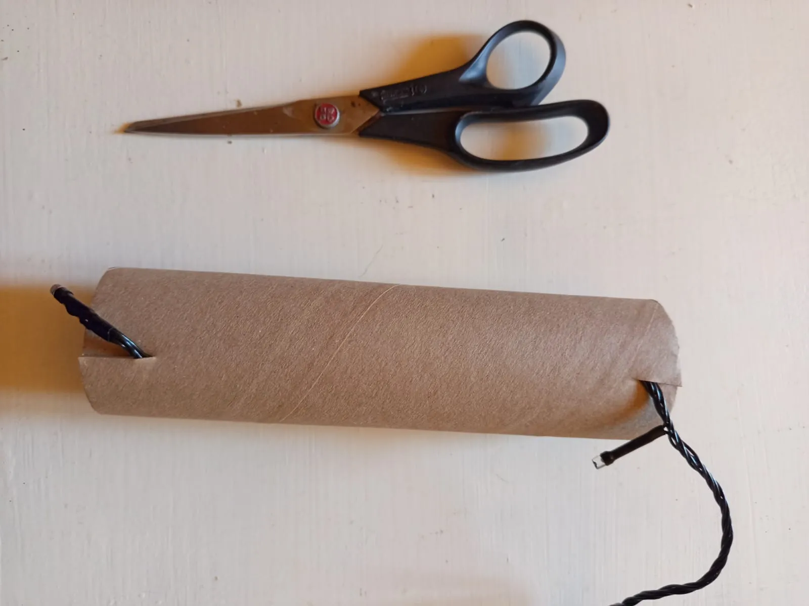 como-guardar-luces-navideñas-04 tubo de cartón para luces navideñas