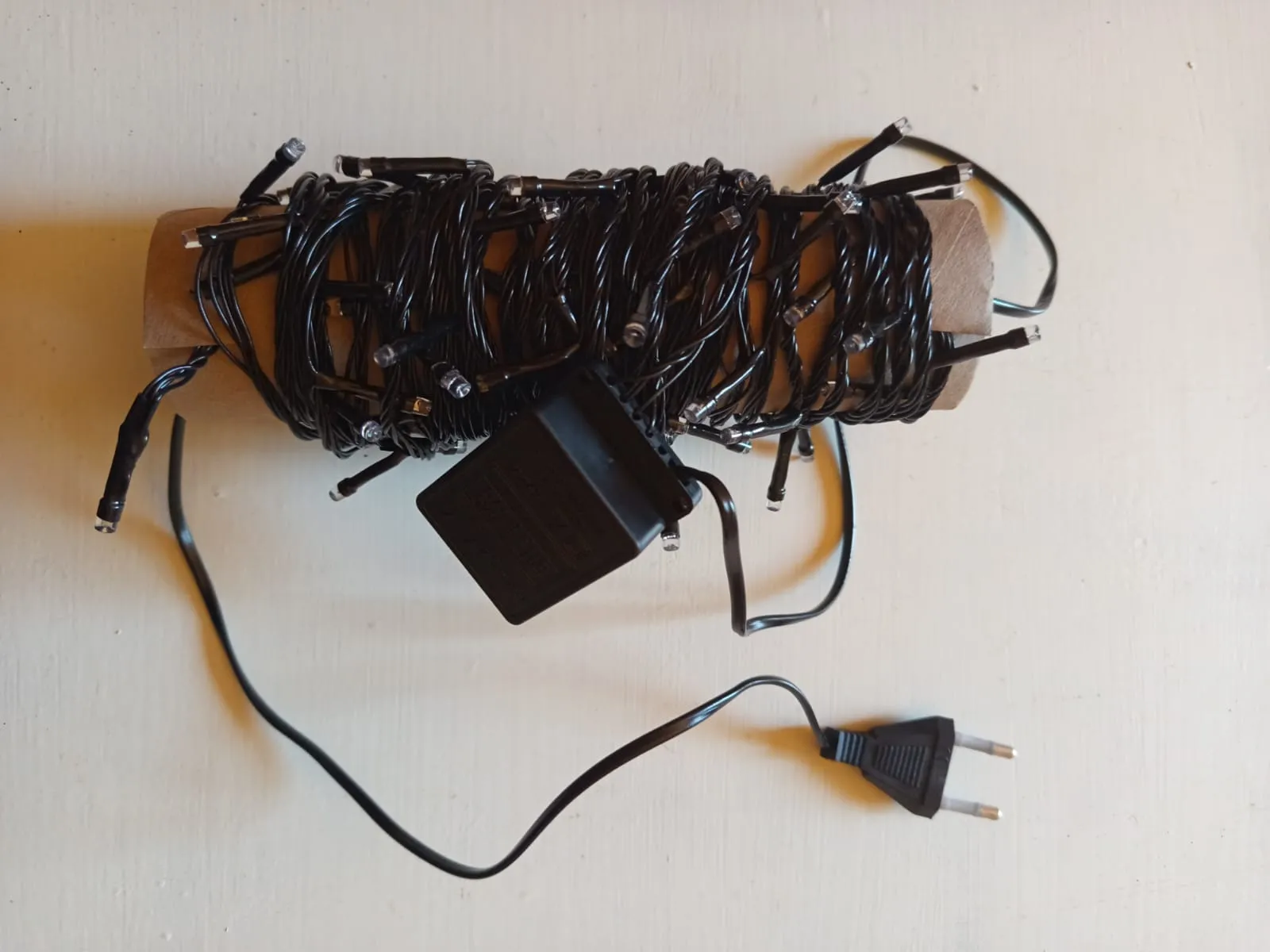 como-guardar-luces-navideñas-05 luces envolviendo tubo de cartón