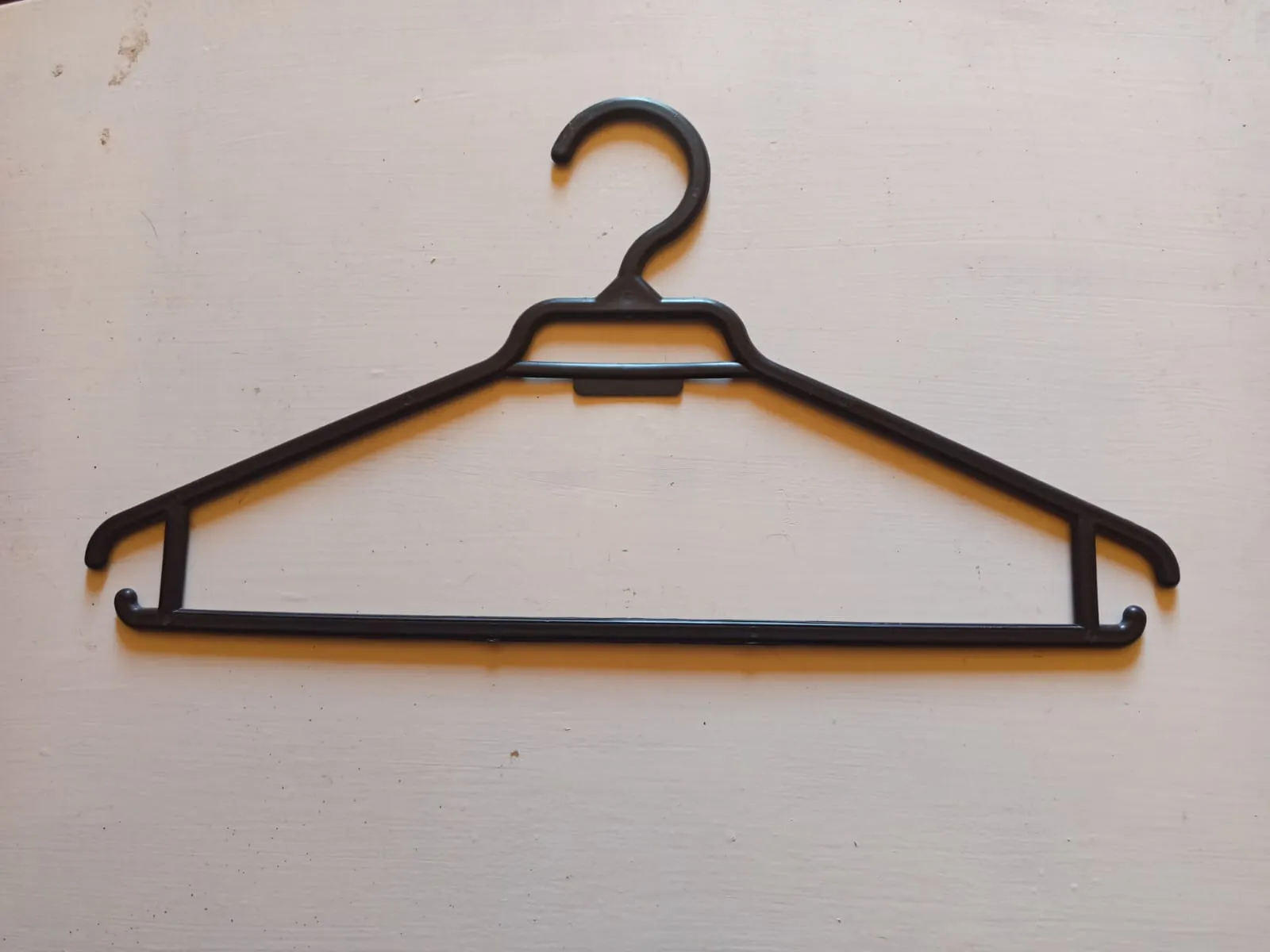 como-guardar-luces-navideñas-06 colgador de ropa para guardar luces navideñas